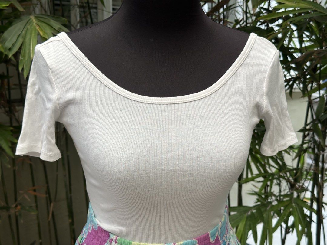 H&M Divided White Ribbed Bodysuit (Category: Sleeveless) located in Bulacan. Submitted by thriftbagcollections (Listing ID 1466356946, Image 2). Description: - Brand: H&M Divided - Style: Ribbed bodysuit with scoop neckline and short sleeves - Size: S (EUR S, UK S, CN 155/88A) - Fit: Fitted silhouette with super stretchy fabric - Color: Clean white - Condition: Excellent, clean - Versatile basic, easy to pair with jeans or skirts.