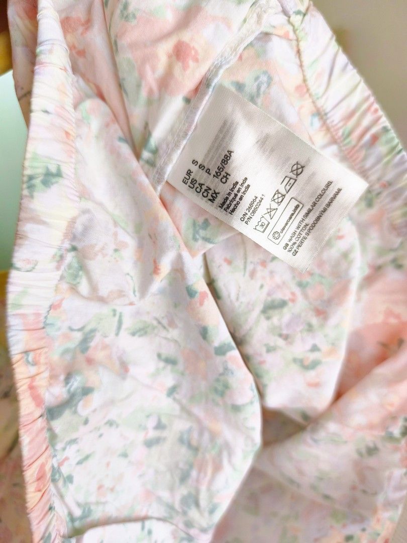 H&M FLORAL PUFF SLEEVES TOP 🌸 (Category: Blouses) located in Caloocan City. Submitted by g.collections (Listing ID 1466491041, Image 3). Description: - Size: S - Material: 100% Cotton (Made in India) - Design: Pink & green floral print, square neckline, short puff sleeves with elastic cuffs - Fit: Fully stretchy smocked body and elasticated bottom hem for comfort - Condition/Vibe: Light, breezy, and perfect for warm weather H&M FLORAL PUFF SLEEV