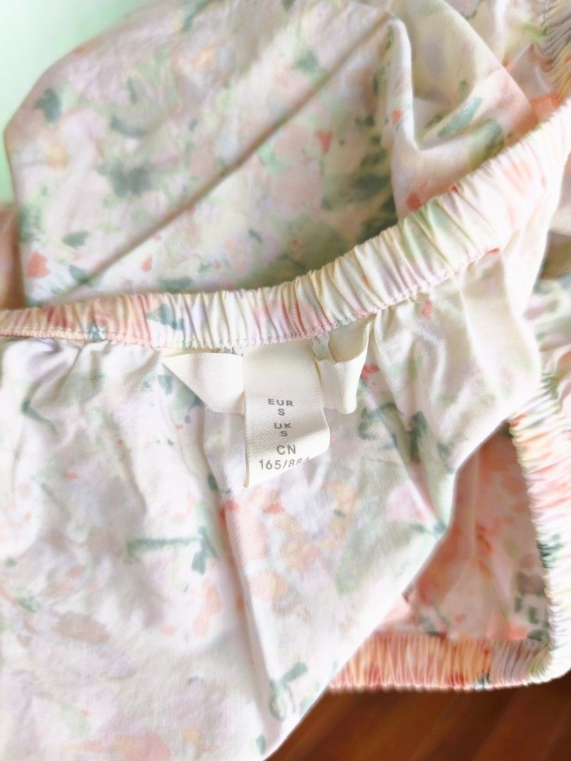 H&M FLORAL PUFF SLEEVES TOP 🌸 (Category: Blouses) located in Caloocan City. Submitted by g.collections (Listing ID 1466491041, Image 2). Description: - Size: S - Material: 100% Cotton (Made in India) - Design: Pink & green floral print, square neckline, short puff sleeves with elastic cuffs - Fit: Fully stretchy smocked body and elasticated bottom hem for comfort - Condition/Vibe: Light, breezy, and perfect for warm weather H&M FLORAL PUFF SLEEV