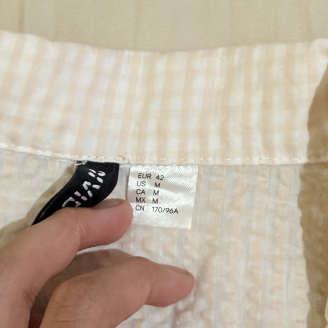 Divided Gingham Crop Top Collared Blouse Size M (Category: Blouses) located in Guinobatan. Submitted by ktonkatsu (Listing ID 1466359713, Image 3). Description: 📍BICOL Shipping via J&T - Brand: H&M - Size: EUR 42 / US M - missing one button.