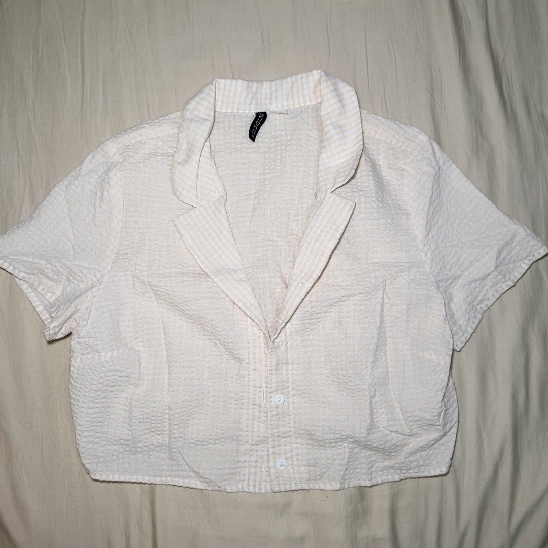 Divided Gingham Crop Top Collared Blouse Size M (Category: Blouses) located in Guinobatan. Submitted by ktonkatsu (Listing ID 1466359713, Image 2). Description: 📍BICOL Shipping via J&T - Brand: H&M - Size: EUR 42 / US M - missing one button.