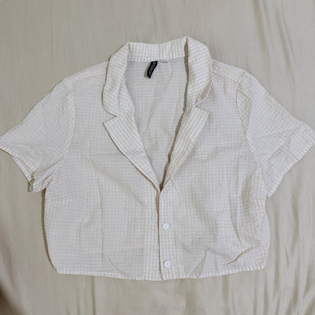 Divided Gingham Crop Top Collared Blouse Size M (Category: Blouses) located in Guinobatan. Submitted by ktonkatsu (Listing ID 1466359713, Image 1). Description: 📍BICOL Shipping via J&T - Brand: H&M - Size: EUR 42 / US M - missing one button.