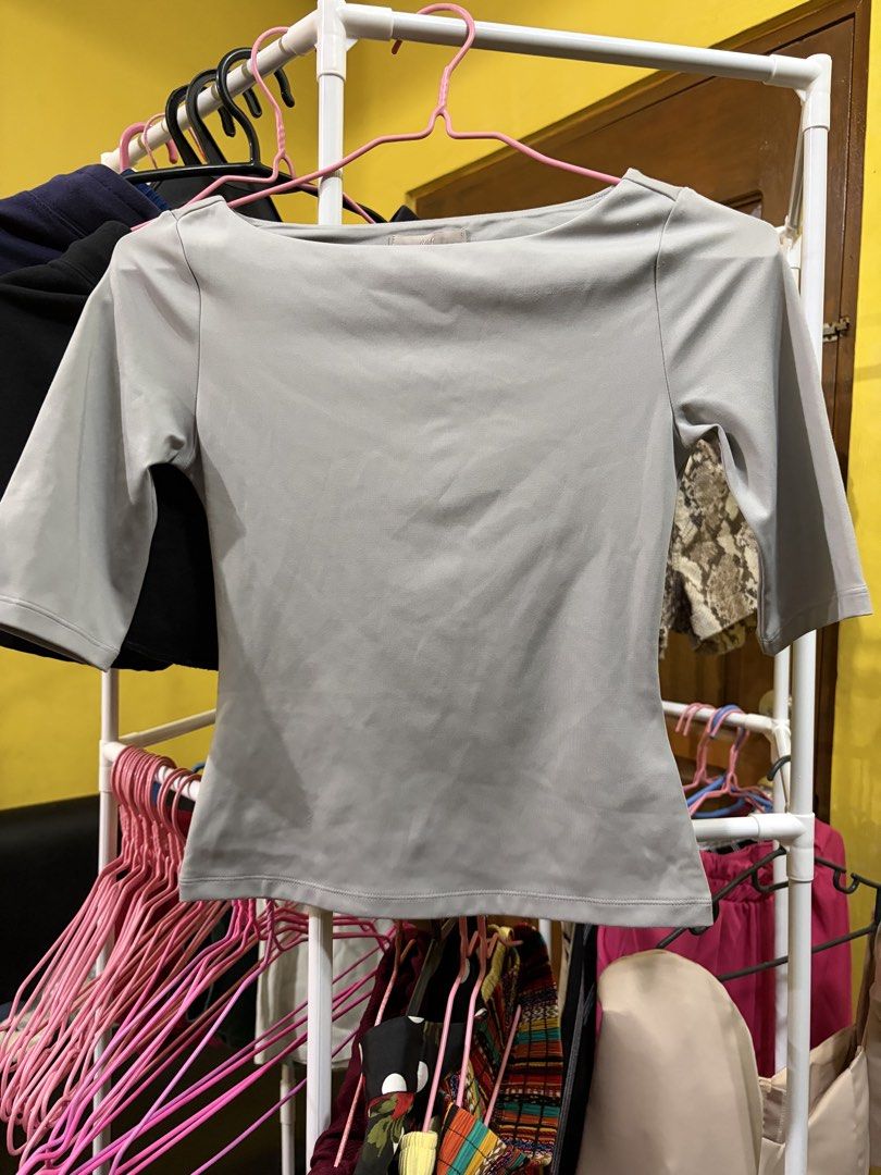 H&M Grey Boat Neck Top XS (Category: Blouses) located in Calamba. Submitted by handpickedbynetty (Listing ID 1466479331, Image 1). Description: - Brand: H&M - Color: Grey - Size: XS (EUR 155/80A) - Fit: Slim fit with stretchy, super comfortable fabric - Design: Boat neck and three-quarter sleeves.