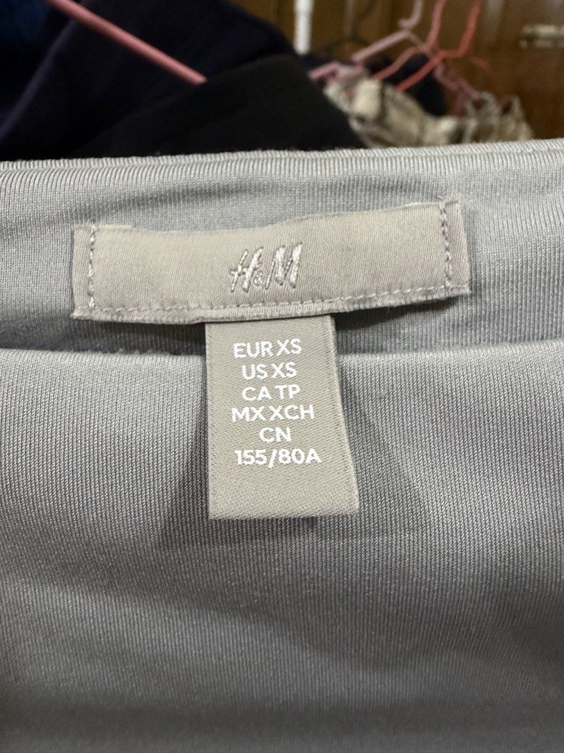 H&M Grey Boat Neck Top XS (Category: Blouses) located in Calamba. Submitted by handpickedbynetty (Listing ID 1466479331, Image 2). Description: - Brand: H&M - Color: Grey - Size: XS (EUR 155/80A) - Fit: Slim fit with stretchy, super comfortable fabric - Design: Boat neck and three-quarter sleeves.