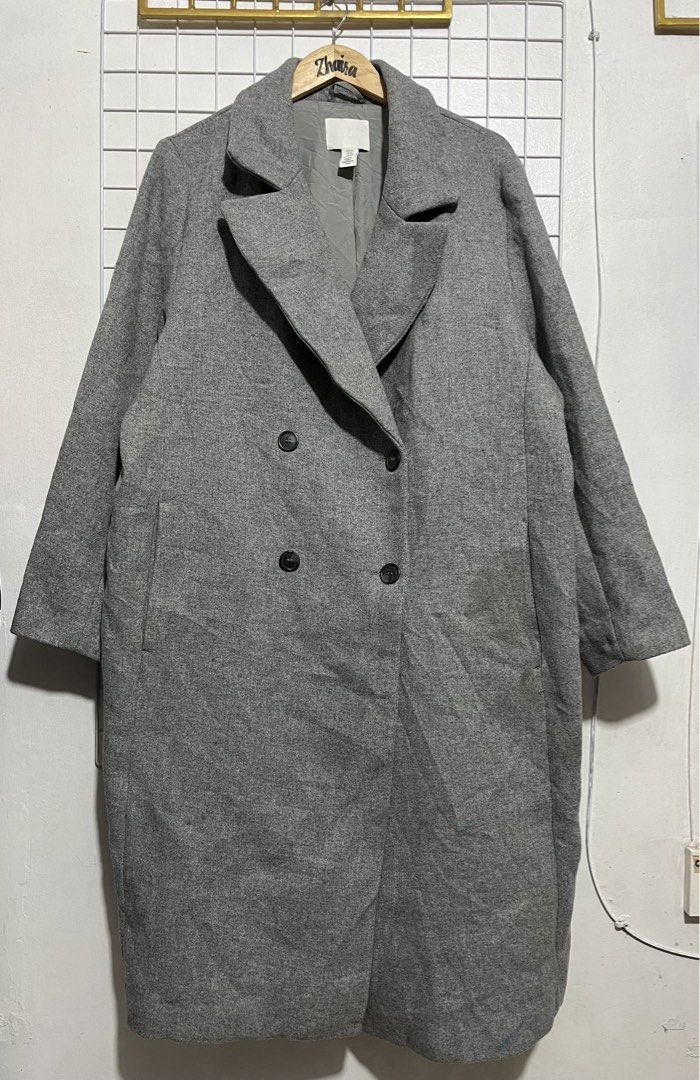 H&M Grey Double-Breasted Wool Blend Coat (Category: Coats, Jackets and Outerwear) located in Pagsanjan. Submitted by zhairaaaaa (Listing ID 1466478883, Image 2). Description: 🔥 H&M Wool Blend Double-Breasted Overcoat 💰 PRICE: ₱980 + shipping fee 🩶 Classic grey long overcoat made with a wool blend, featuring structured notch lapels, relaxed fit & side pockets. Perfect for layering during cold weather. 🏷️ Size: 2XL on tag 📏 Width: 27” | Length