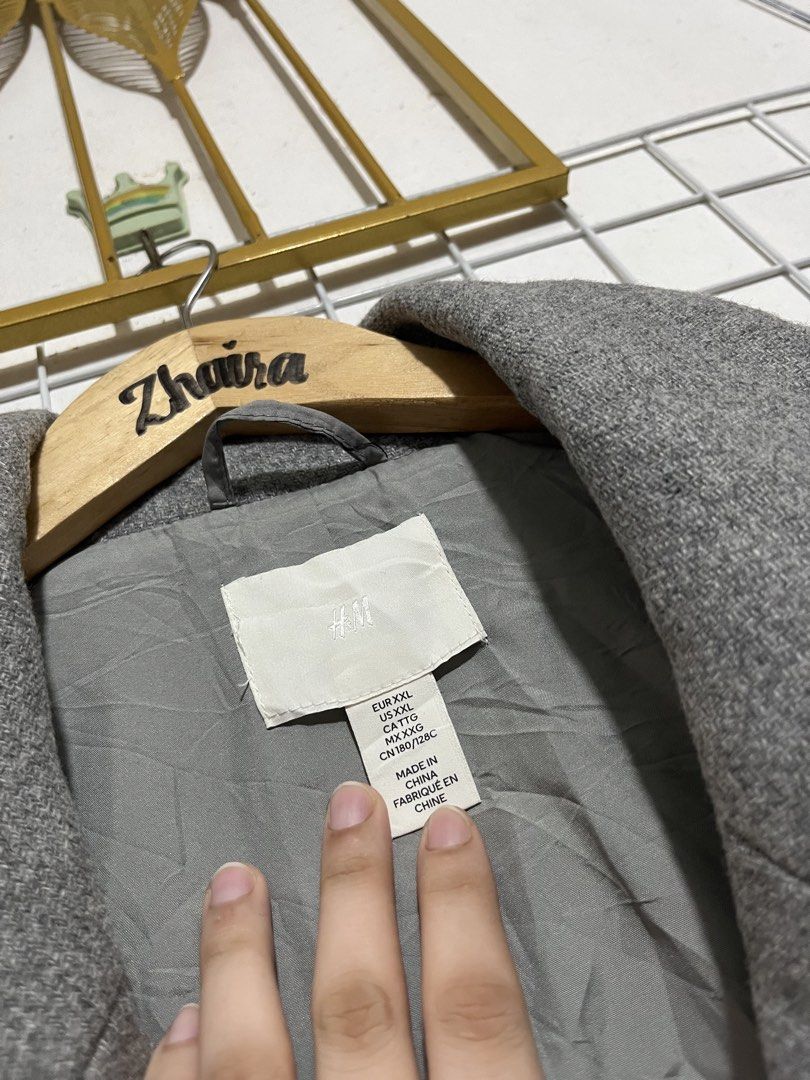 H&M Grey Double-Breasted Wool Blend Coat (Category: Coats, Jackets and Outerwear) located in Pagsanjan. Submitted by zhairaaaaa (Listing ID 1466478883, Image 3). Description: 🔥 H&M Wool Blend Double-Breasted Overcoat 💰 PRICE: ₱980 + shipping fee 🩶 Classic grey long overcoat made with a wool blend, featuring structured notch lapels, relaxed fit & side pockets. Perfect for layering during cold weather. 🏷️ Size: 2XL on tag 📏 Width: 27” | Length