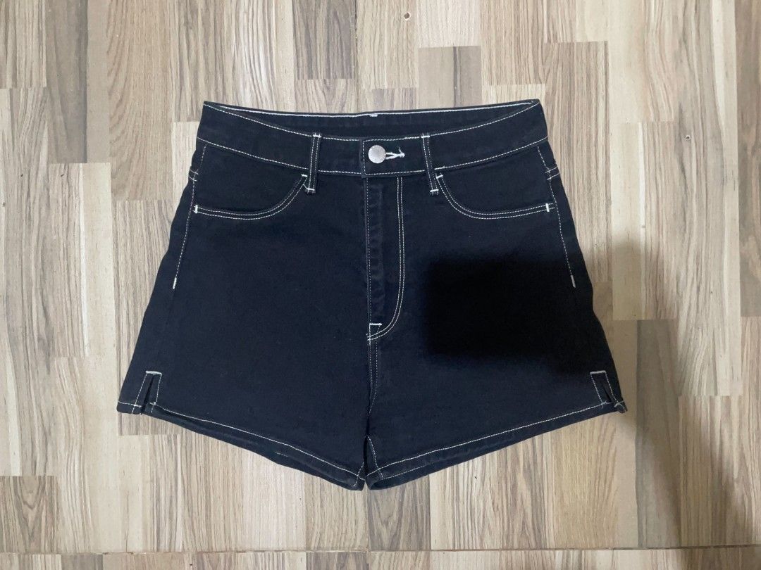 H&M High waisted Black Denim Short (Category: Shorts) located in San Pedro. Submitted by r.vynarchive (Listing ID 1466546316, Image 1). Description: • Tags have been removed/cut • Good condition | Washed & ready to wear Size 25-26 —DM for deets.