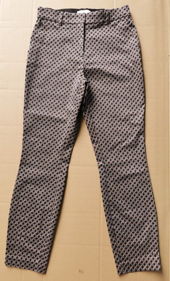H&M Monogram Pattern Womens Cigarette Style Pants (Category: Other Bottoms) located in Bacoor. Submitted by nineties_kid (Listing ID 1466448595, Image 2). Description: >===> H&M Monogram Pattern Womens Cigarette Style Pants Brand: H&M Type: Casual Straight Pants Size: Small Waist size: 25 inches Pants length: 37 inches Color: Brown ___________________________ ▶LBC Cash on Pick-up (C.O.P) Offer nation-wide delivery, as long as there is an LBC bran