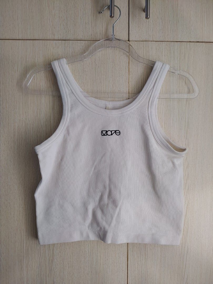 H&M Move Tank Top (Category: Sleeveless) located in Bacoor. Submitted by lieze (Listing ID 1466435840, Image 1). Description: used only twice too small for me xs size white ribbed tank top.