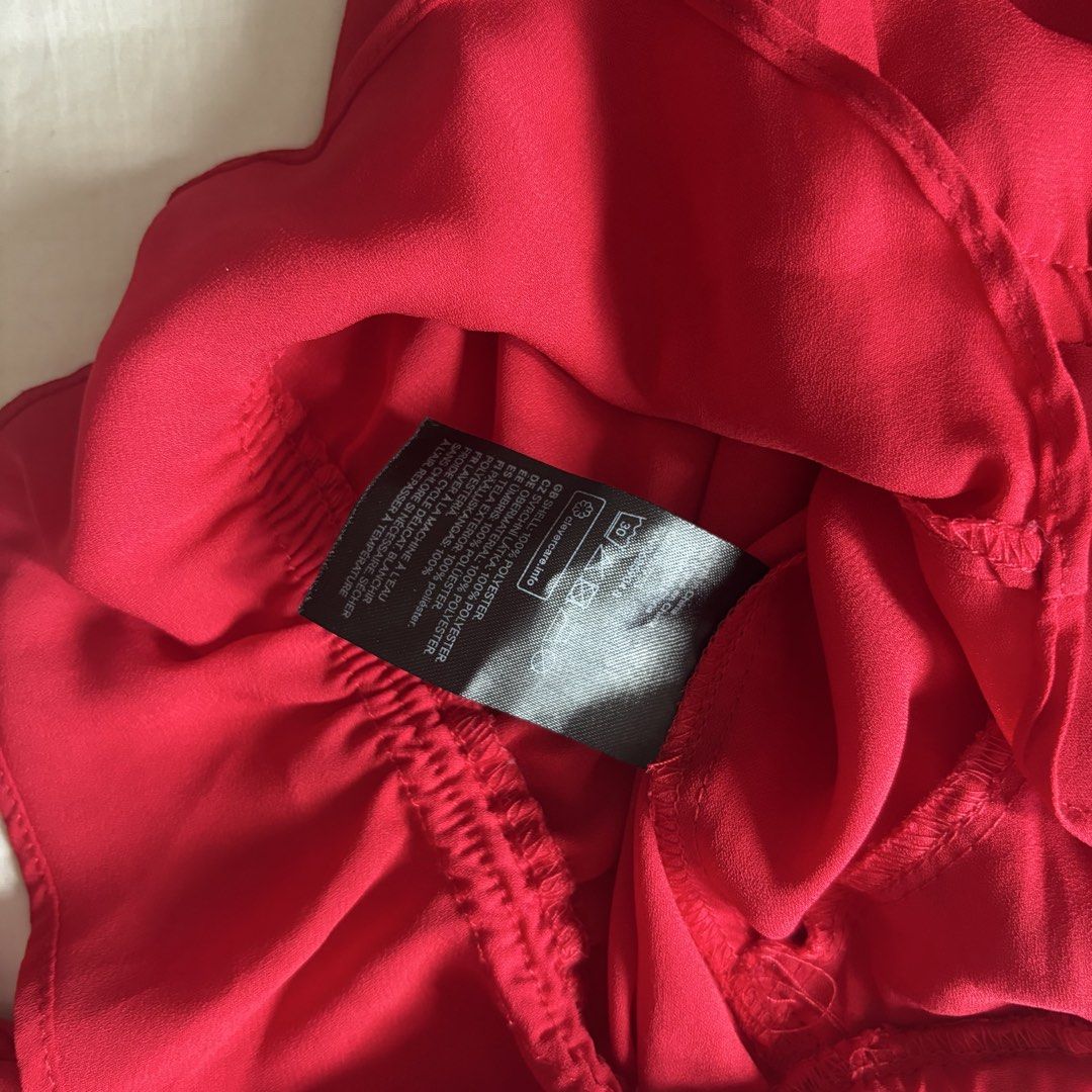 H&M Red Ruffled Off Shoulder Top (Category: Sleeveless) located in Binan City. Submitted by myprelovedhaul (Listing ID 1466404554, Image 3). Description: - fits xxs to xs! - no when worn photos! - last price posted! - please message only if sure buyer! - limited replies only. - Available unless mark as sold. - Ship via j&t or lalamove for same day. -Mode of payment: Gcash 📍Biñan Laguna .