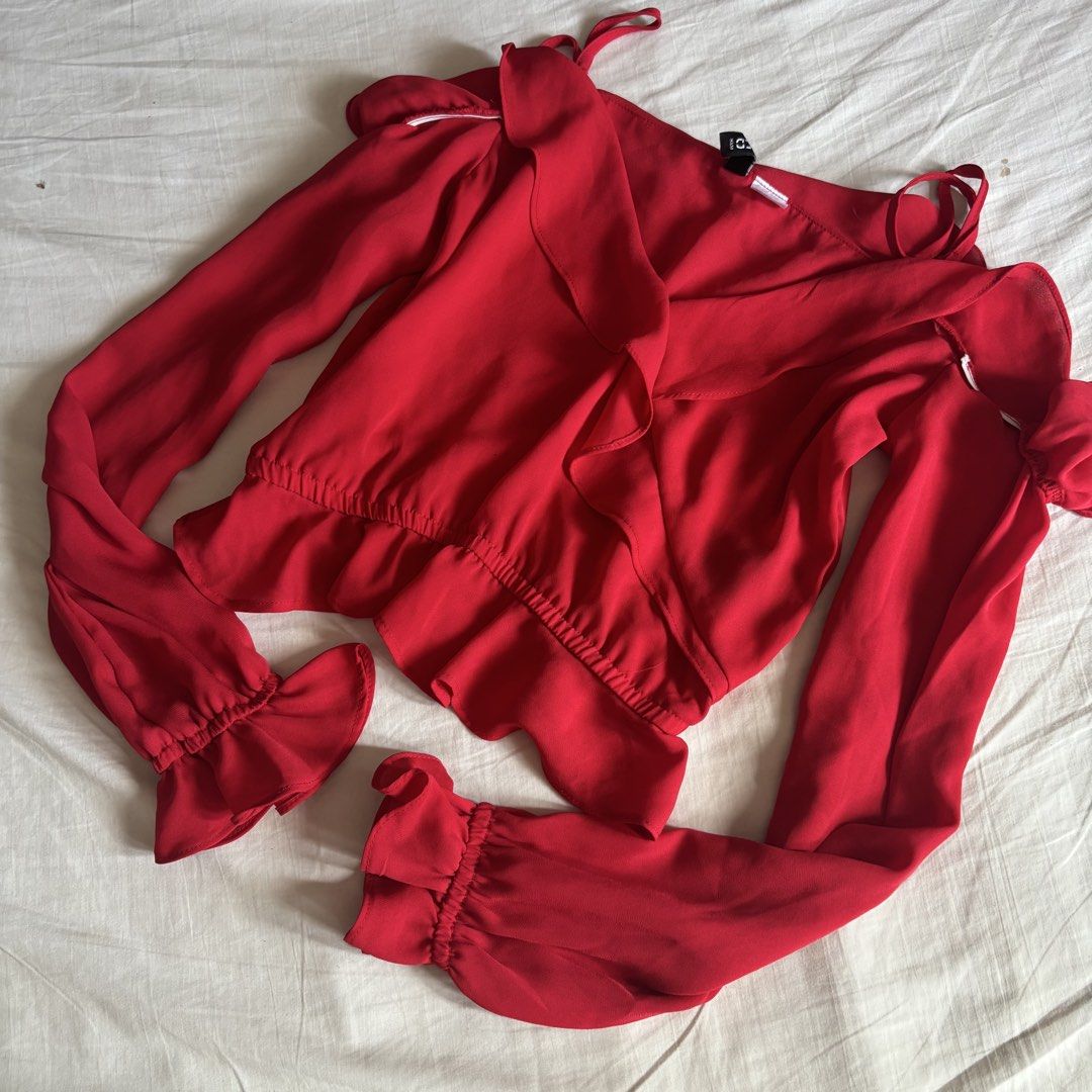 H&M Red Ruffled Off Shoulder Top (Category: Sleeveless) located in Binan City. Submitted by myprelovedhaul (Listing ID 1466404554, Image 1). Description: - fits xxs to xs! - no when worn photos! - last price posted! - please message only if sure buyer! - limited replies only. - Available unless mark as sold. - Ship via j&t or lalamove for same day. -Mode of payment: Gcash 📍Biñan Laguna .