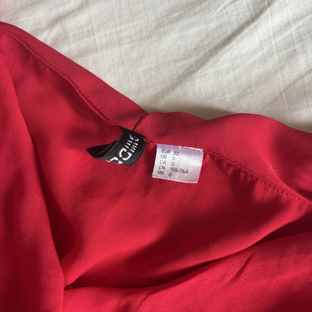 H&M Red Ruffled Off Shoulder Top (Category: Sleeveless) located in Binan City. Submitted by myprelovedhaul (Listing ID 1466404554, Image 2). Description: - fits xxs to xs! - no when worn photos! - last price posted! - please message only if sure buyer! - limited replies only. - Available unless mark as sold. - Ship via j&t or lalamove for same day. -Mode of payment: Gcash 📍Biñan Laguna .