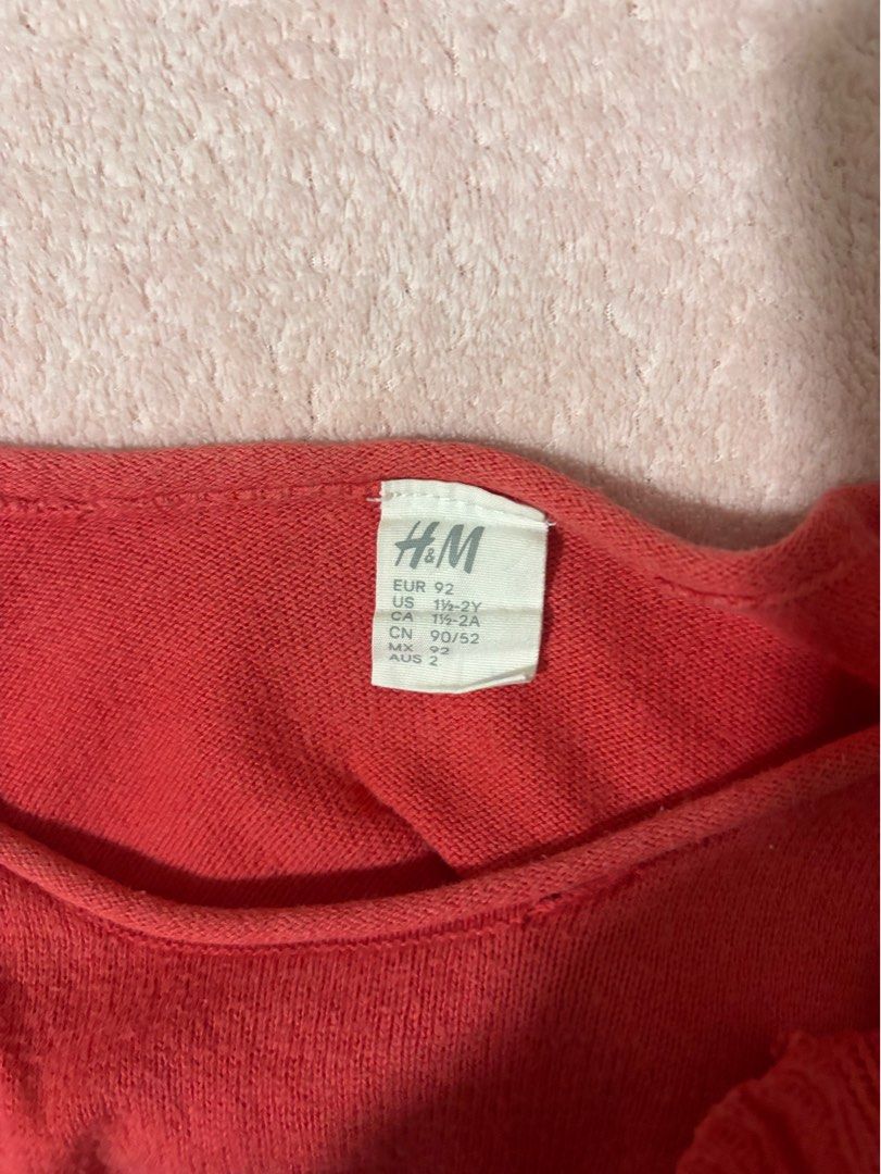 H&M Ruffle-Trimmed Knit Sweater (Category: Babies & Kids Fashion) located in Quezon City. Submitted by closettreasure123 (Listing ID 1466487001, Image 3). Description: Flaws: small hole at the neckline seam but unnoticeable when worn Just needs sewing 18-24months .