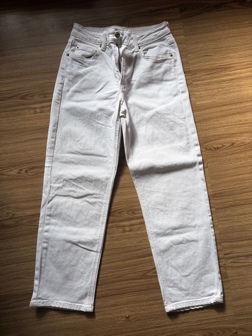 H&M White Denim Pants (Category: Jeans) located in San Pedro. Submitted by nikkiabc.777 (Listing ID 1466351070, Image 1). Description: H&M White Denim Pants Size 34; waist 25-27 Used; with flaws (please check other photos) has yellow stain and ballpen ink stain .