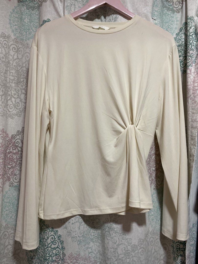 H&M White Top (Category: Others Tops) located in Iloilo. Submitted by flwrs2022 (Listing ID 1466369533, Image 1). Description: Hi! Top Details: ✨H&M Medium Size - Tried on once only, without tag ✨Can fit M-L Kindly message us for more details!💗.