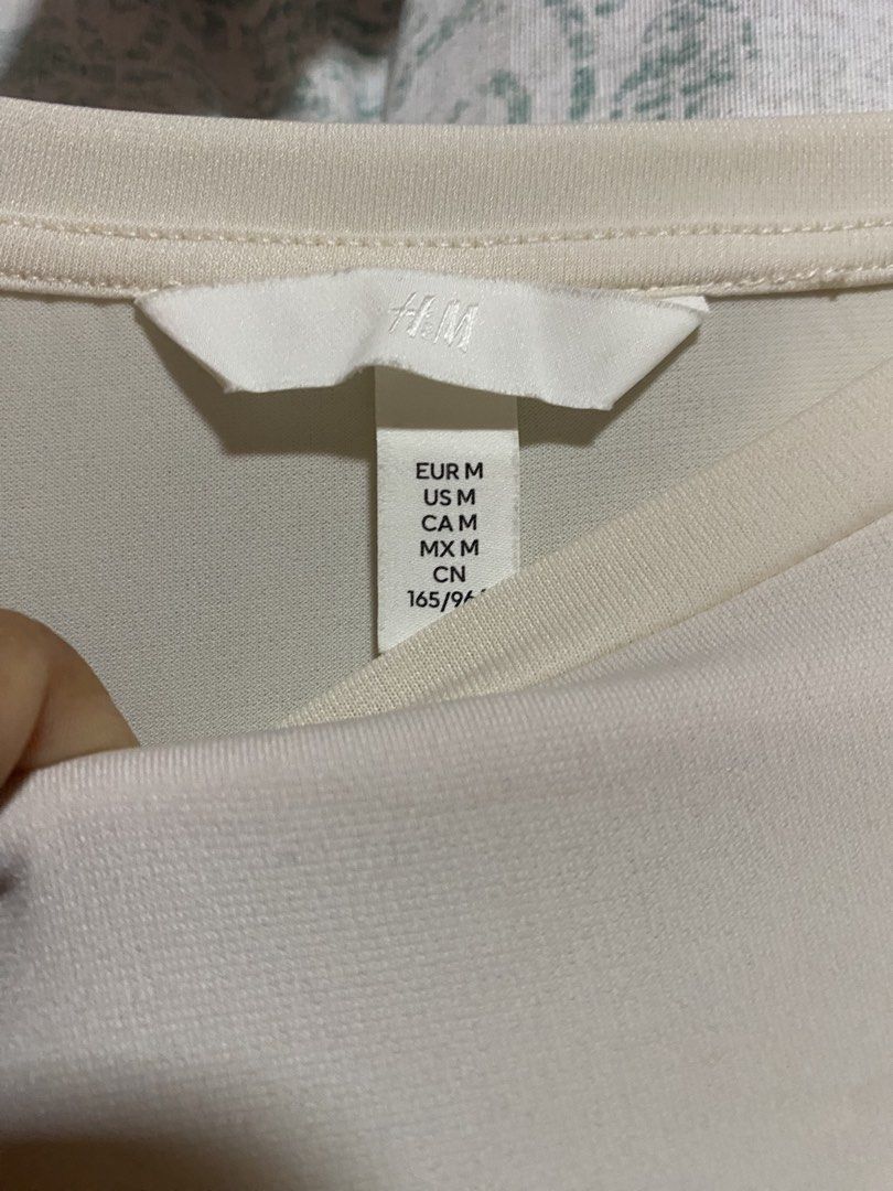 H&M White Top (Category: Others Tops) located in Iloilo. Submitted by flwrs2022 (Listing ID 1466369533, Image 2). Description: Hi! Top Details: ✨H&M Medium Size - Tried on once only, without tag ✨Can fit M-L Kindly message us for more details!💗.