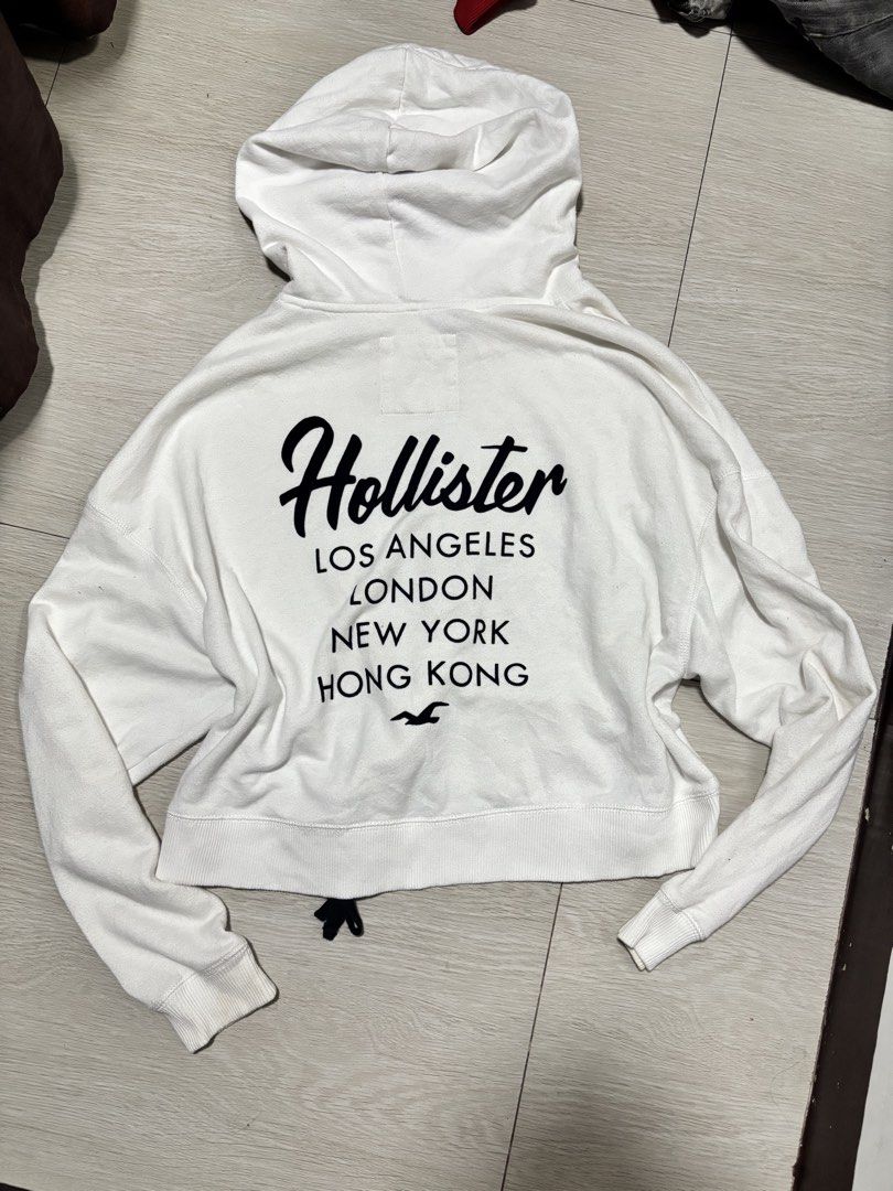 Hollister (Category: Coats, Jackets and Outerwear) located in Cavite. Submitted by cesxyyylll (Listing ID 1466522814, Image 2). Description: Need wash only Solid condition.