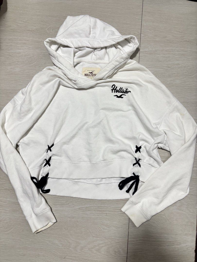 Hollister (Category: Coats, Jackets and Outerwear) located in Cavite. Submitted by cesxyyylll (Listing ID 1466522814, Image 1). Description: Need wash only Solid condition.