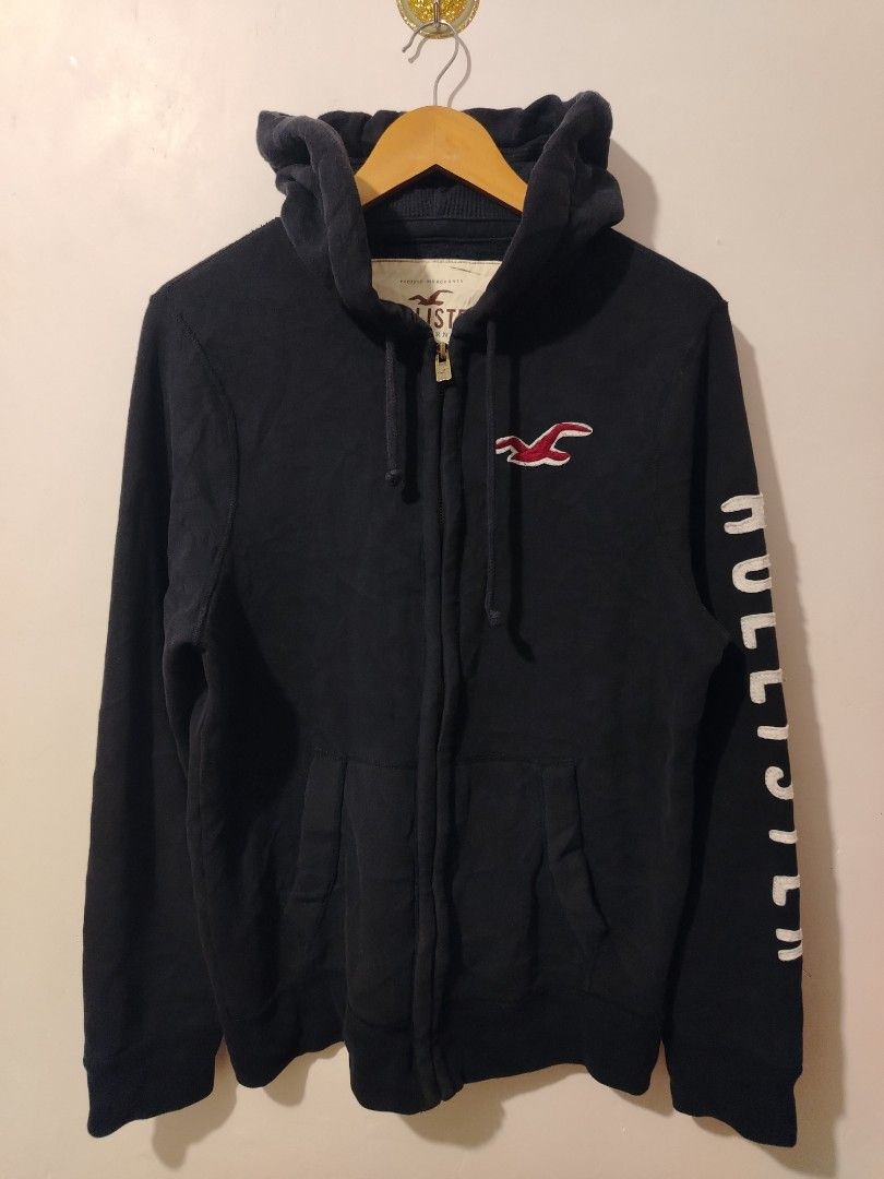 Hollister Hoodie (Category: Coats, Jackets and Outerwear) located in Candijay. Submitted by 6312_streetwear (Listing ID 1466377106, Image 1). Description: 22x28 Script in Sleeves No issue.