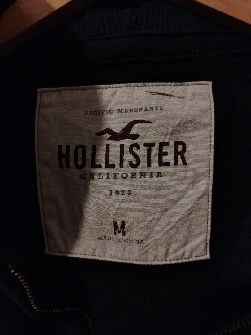 Hollister Hoodie (Category: Coats, Jackets and Outerwear) located in Candijay. Submitted by 6312_streetwear (Listing ID 1466377106, Image 3). Description: 22x28 Script in Sleeves No issue.