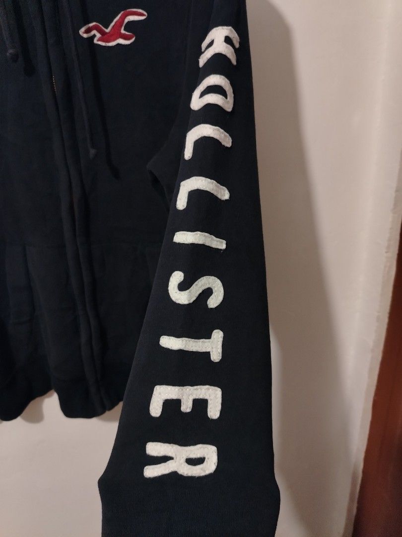 Hollister Hoodie (Category: Coats, Jackets and Outerwear) located in Candijay. Submitted by 6312_streetwear (Listing ID 1466377106, Image 2). Description: 22x28 Script in Sleeves No issue.