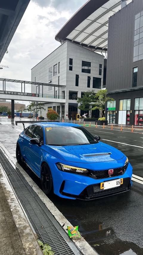 Honda Civic Type R (M) (Category: Used Cars) located in Manila. Submitted by vincentpaloma.22 (Listing ID 1466561241, Image 1). Description: 💙2025 FL5 Type R Blue 💸 5.2m NEGOTIABLE ✅Owner seller ✅2k odo 🛠️1.2m upgrades -STEK PPF (top of the line) -KOOL CLEAR TINT VK SERIES • PERSONALIZED PLATE -RSE FULL EXHAUST DUAL -PRL FRONT PIPE -PRL ENGINE MOUNT REAR -APR CARBON WING GT250 -APR CARBON ENGINE COVER -CARBON FIBER REAR SKIRT • COOLING PLATES 