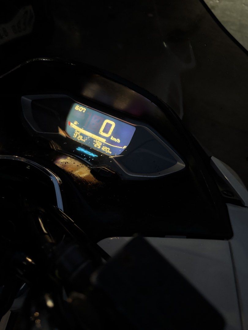 Honda PCX White Scooter (Category: Motorbikes for Sale) located in Obando. Submitted by dillardshopping92 (Listing ID 1466541063, Image 3). Description: 🔥 FOR SALE — HONDA PCX 160 2022 MODEL 💰 ₱86,000 NEGOTIABLE 📌 25K ODO 📌 REGISTERED 📌 COMPLETE ORIGINAL PAPERS 📌 2 REMOTES + ORIGINAL KEYS 📌 NEW FRONT & REAR TIRES 📌 BAGONG CHANGE OIL + GEAR OIL 📌 KAKALINIS LANG NG PANG-GILID 📌 READY TO RIDE ✨ Fresh and clean unit ✨ Complete papers ✨ Stoc