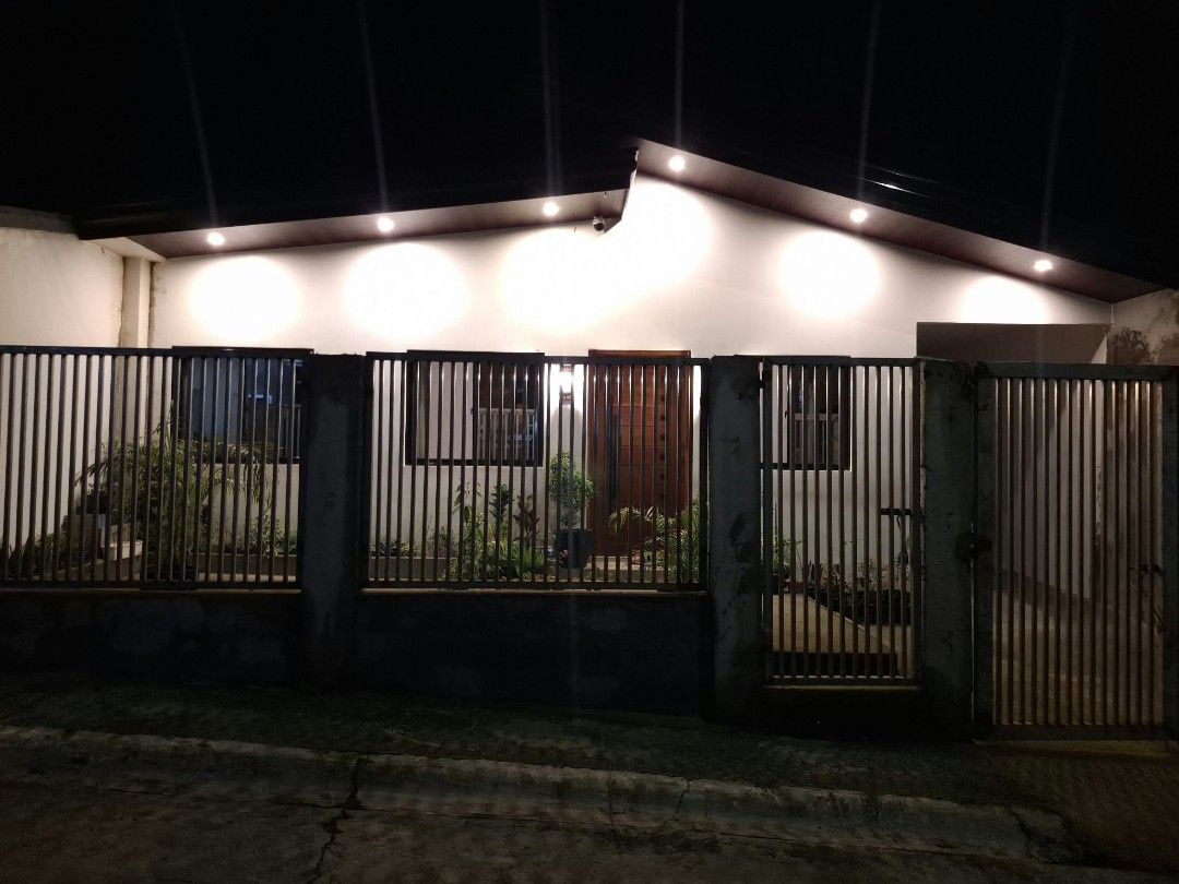 House and lot (Category: House & Lot) located in Antipolo. Submitted by goldjewelry_88 (Listing ID 1466429495, Image 1). Description: flood free pinakamataas na lugar sa angono lot 150sqm floor plan 110sqm fully furnished (bago lahat ang gamit) 2 t&bath (with bathtub) 2 bedrooms with aircon living room with aircon please pm for more details location: meralco village mahabang parang angono rizal.