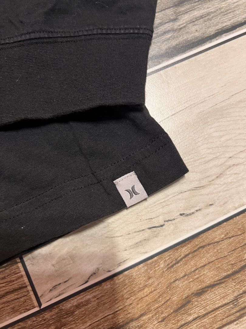Hurley long sleeves (Category: Coats, Jackets and Outerwear) located in Silay City. Submitted by jeffreyxsummer (Listing ID 1466459258, Image 3). Description: See photo for more details.