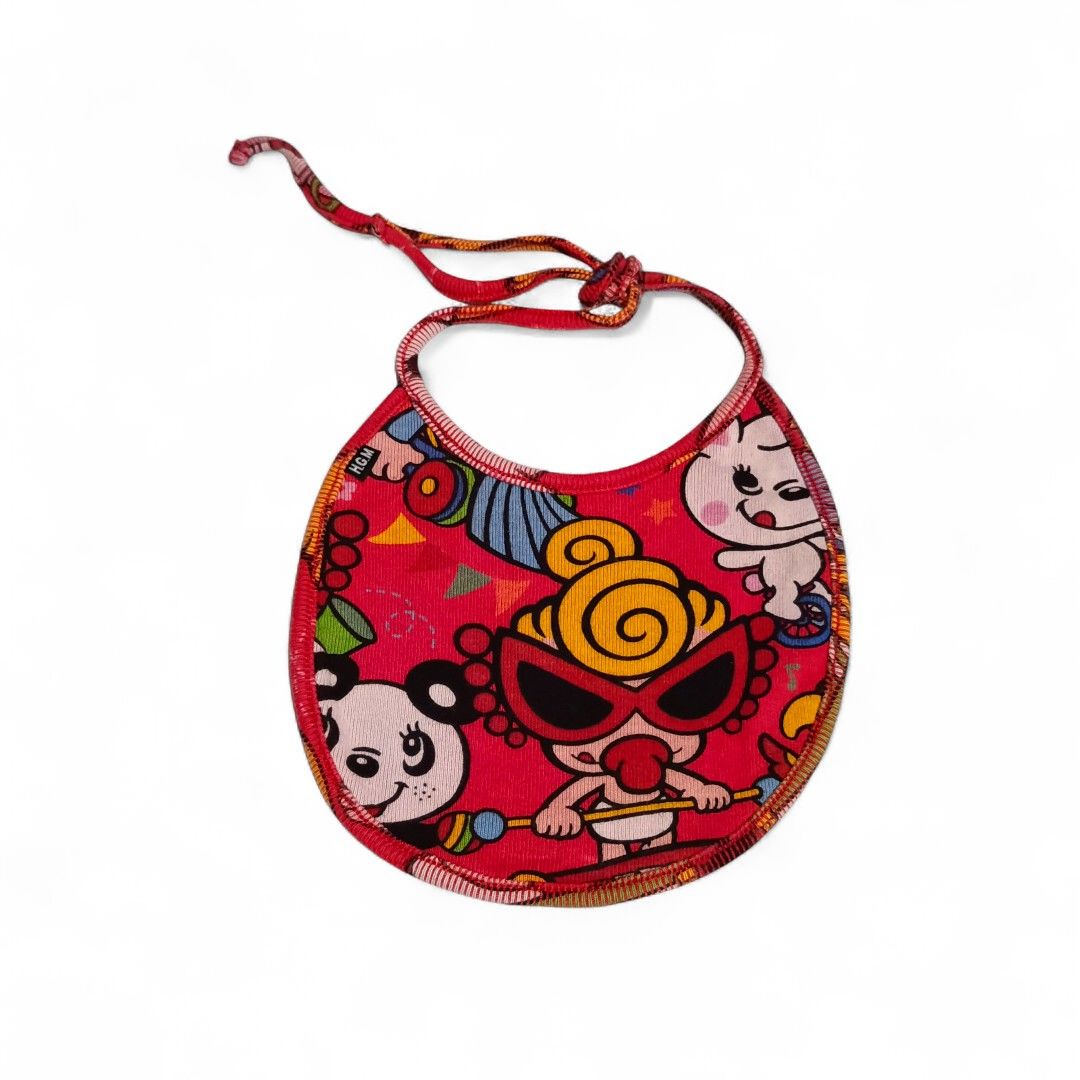Hysteric Mini Red Multi Character Print Bib (Category: Weaning & Toddler Feeding) located in Aliaga. Submitted by thriftkeizieee (Listing ID 1466467978, Image 2). Description: Newborn|6cm🍼 DM ME IF INTERESTED.