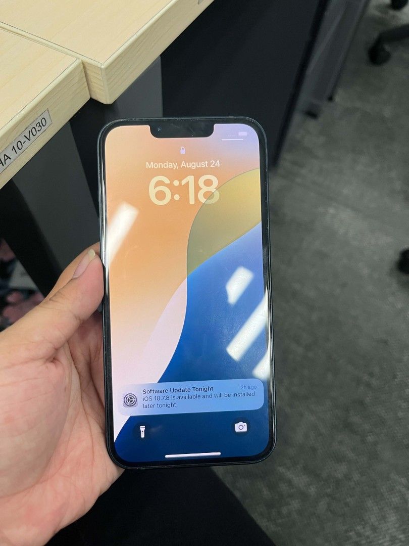 Iphone 13 (Category: iPhone 13 Series) located in San Juan. Submitted by gigiiixx (Listing ID 1466384820, Image 1). Description: 1 ip 2 android for 20k redmi has a line on the screen no issue all phones fully functional all complete set with box and accesories plus freebies rfs: nag upgrade.