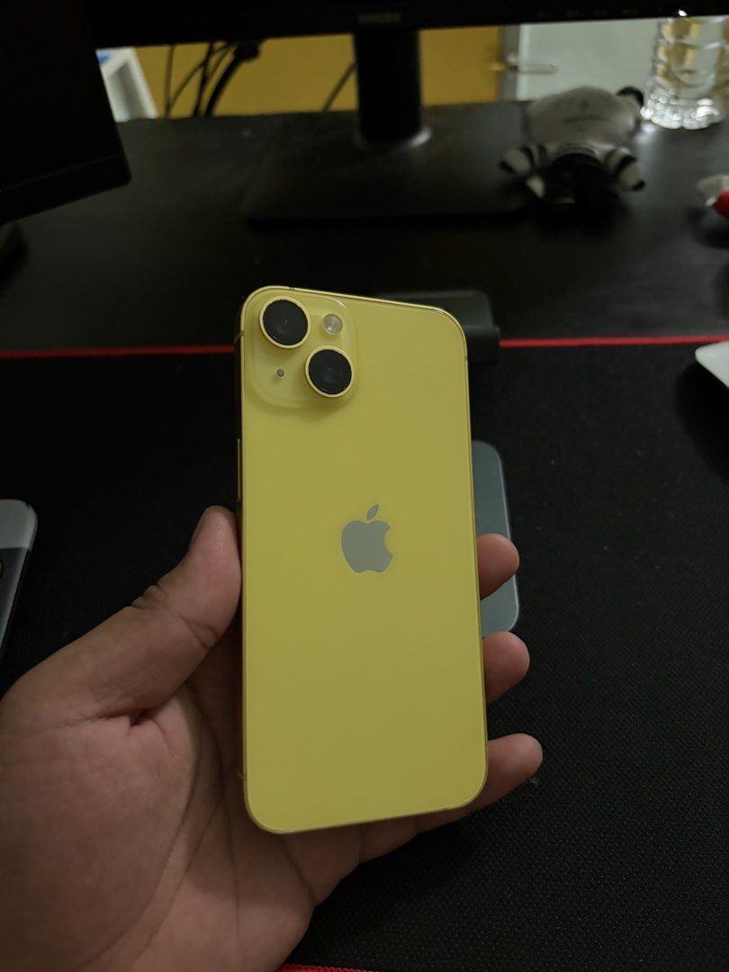 Iphone 14 Basic, Iphone 14 Base, 128gb (Category: iPhone 14 Series) located in Kuala Lumpur. Submitted by bentobaim (Listing ID 1466499080, Image 3). Description: Jangan Risau Abang Jujur Dik. Screen ade kesan calar sikit. Ade bekas ware and tare dekat side rim. Nego Sampai Let go. Extra Note : FACE ID - Ok Battery - 79% Camera Lens - Alhamdulillah Takde kesan calar Screen - Ade kesan calar sikit macam dalam gambar.