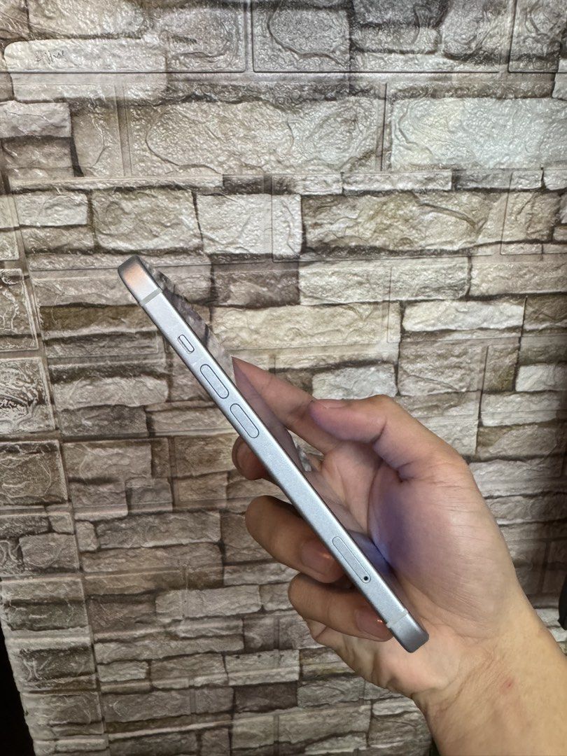 iPhone 15 88%Bh (Category: iPhone 15 Series) located in Caloocan City. Submitted by dreezz (Listing ID 1466397218, Image 2). Description: 24K Last price fixed! Pass sa barat/lowballer❗️ iPhone 15 128gb | Blue | Factory unlocked |88%Battery health | No dents | No history of repair Issue: Paint chips sa gilid ng camera Inclusions: Unit, case, OG tempered glass, adapter Location: Sm Fairview and North Caloocan.