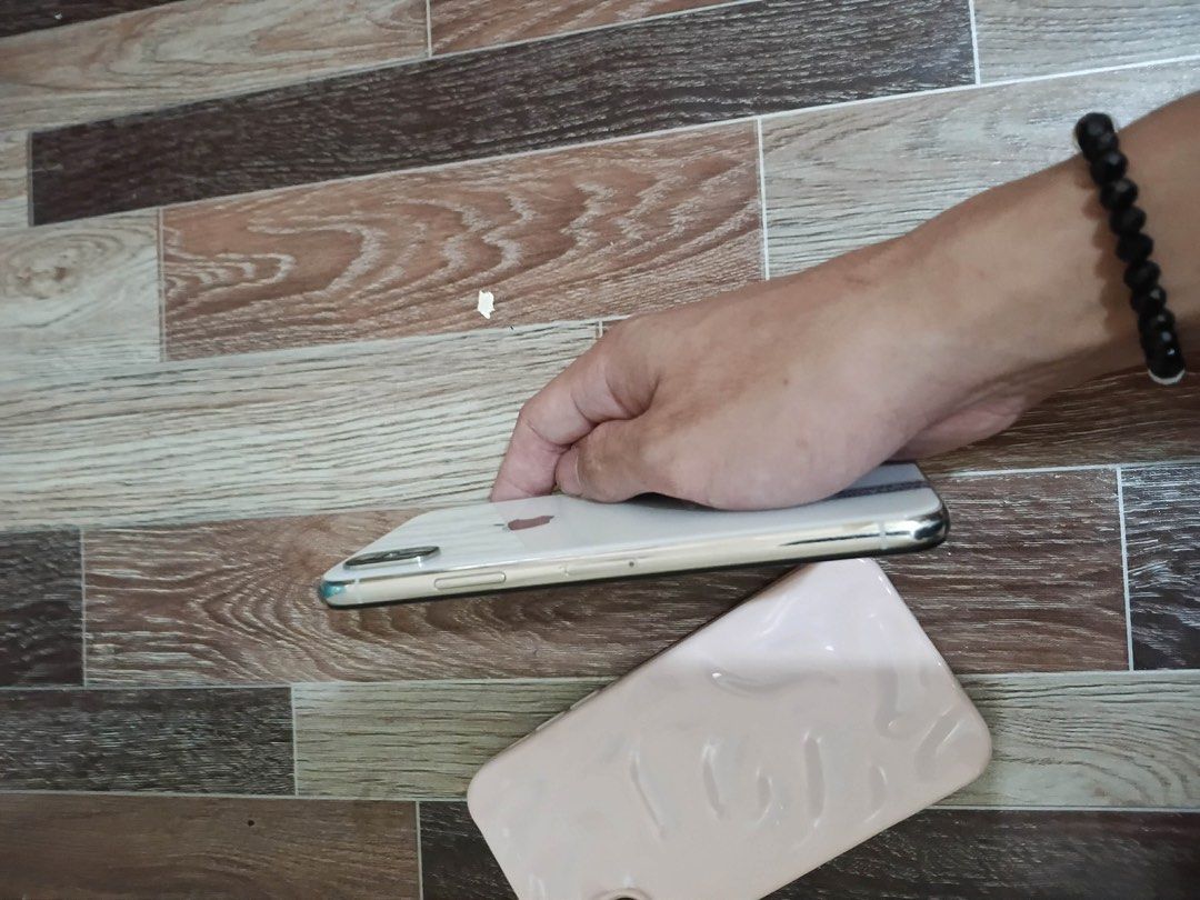 Iphone X (Category: iPhone X Series) located in Manila. Submitted by chad_gabriel25 (Listing ID 1466465734, Image 3). Description: Meet up or pick up 4750php with free 2 cases and tempered glass ✅️100% bh ✅️any sim working / factory unlocked ✅️sobrang kinis ng screen ✅️front cam and back cam sobrang linaw ✅️unli reset ✅️64gb ✅️inclusion: unit, case no truetone no face id and minimal scratches other than that all working.
