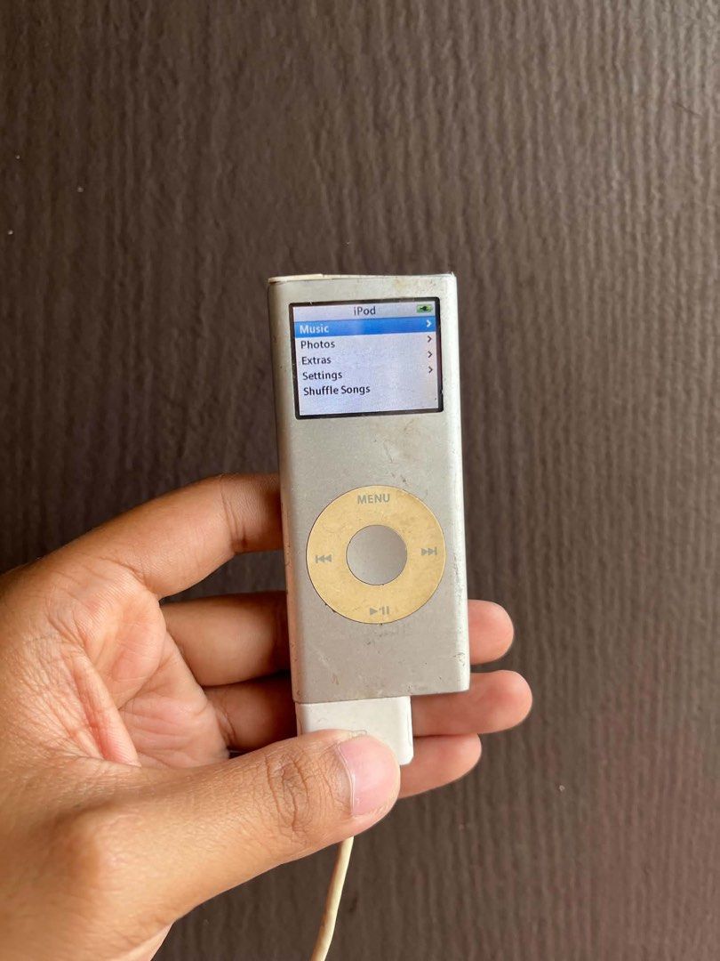 Ipod nano 2nd gen (Category: Portable Music Players) located in Quezon City. Submitted by all_about_retro (Listing ID 1466453435, Image 3). Description: Take all Ipod nano 2nd gen 1gb & 2gb Both working Good lcd Good clickwheel Slightly makinis Issue: dead battery Pickup.