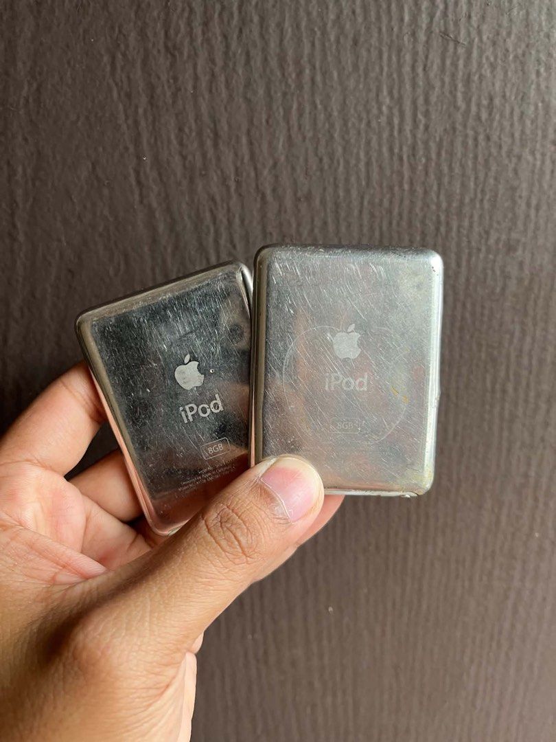 Ipod nano 3rd gen (Category: Portable Music Players) located in Quezon City. Submitted by all_about_retro (Listing ID 1466453032, Image 2). Description: 2pcs Ipod nano 3rd gen Both 8gb Silver working Good lcd Good clickwheel Back plate angat Issue: dead battery green no power Makinis front & backplate Pickup.