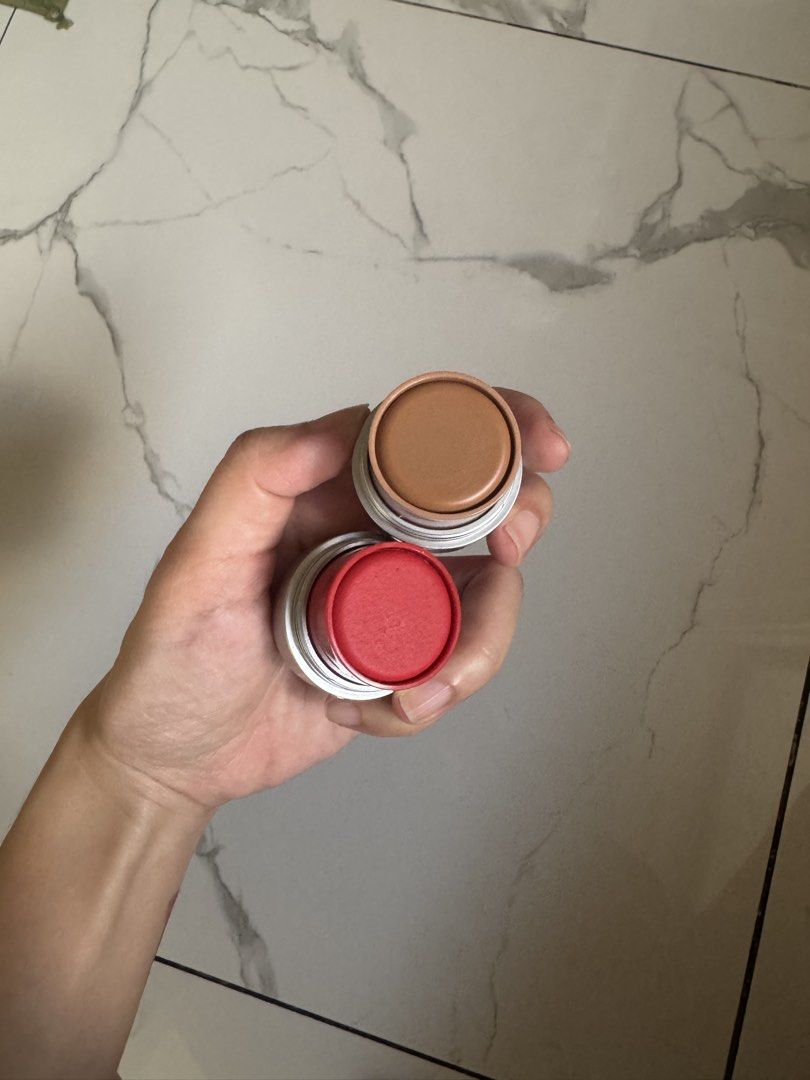 Issy Creme Juice Stick Get 2 for 320 (Category: Makeup) located in Manila. Submitted by nikkikay (Listing ID 1466439614, Image 2). Description: - melt & red light - swatched only - blending on cheeks and face - get 2 for 320php - with box .