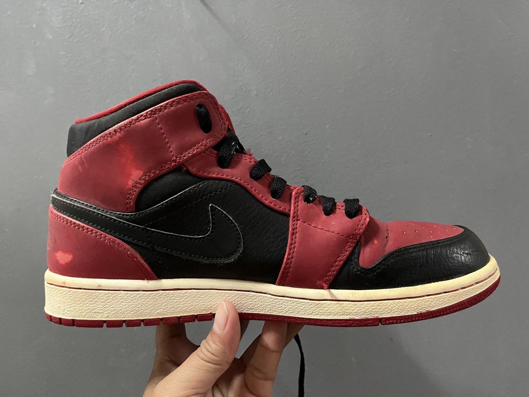 J1 jordan shoes (Category: Sneakers) located in Dipolog. Submitted by jaydichos (Listing ID 1459211142, Image 3). Description: - Classic Air Jordan 1 High-tops - Iconic red and black colorway - Black laces - White soles with red trim - Essential for any sneaker collection - Great for everyday casual wear.