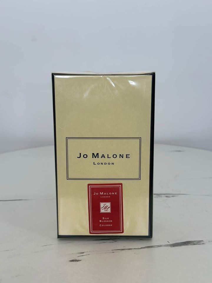 Jo Malone Silk Blossom Cologne (Category: Fragrance & Deodorants) located in Manila. Submitted by coachphilippines__ (Listing ID 1466445762, Image 1). Description: - Authentic Jo Malone London Silk Blossom Cologne - Brand new and factory sealed in original cellophane wrapping - Features a collectible special edition red label design - Fresh bottle, untouched and unopened - Ideal for daily use or as a luxurious gift.