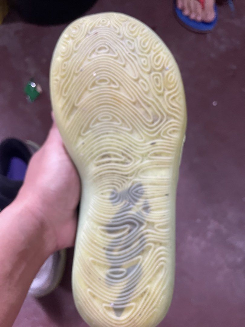 Jordan Zion 4 Pf (Category: Sneakers) located in Manila. Submitted by jcmo12111906632 (Listing ID 1466392456, Image 3). Description: ZION 4 Pf with box Size 8 4 na beses lng napang laro Rfs nakatambak nalang Sampaloc manila location Pick up or grab express.