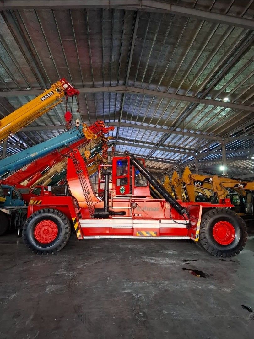 Kalmar 45tons reach stacker (Category: Construction Tools & Equipment) located in Makati City. Submitted by ztak13 (Listing ID 1466363720, Image 1). Description: 🔥🔥 KALMAR 45-TON REACH STACKER — FOR SALE! 🔥🔥 Looking for a heavy-duty reach stacker for your container yard, port, or logistics operation? This Kalmar 45-Ton Reach Stacker is ready for heavy container handling! 💪🏗️ 🚢 KALMAR DC4160RS5 ⚙️ Rated Capacity: 45,000 KG / 45 TONS 🔧 Engi