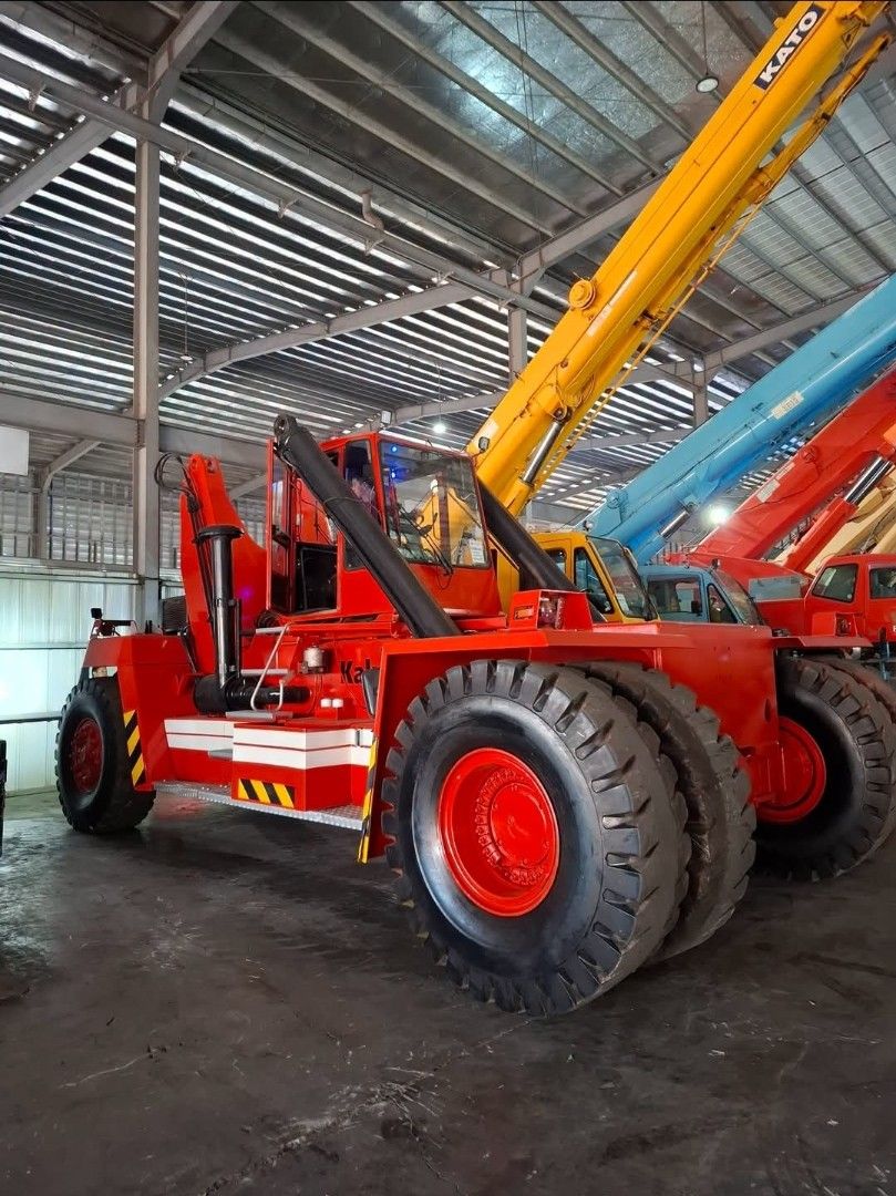 Kalmar 45tons reach stacker (Category: Construction Tools & Equipment) located in Makati City. Submitted by ztak13 (Listing ID 1466363720, Image 2). Description: 🔥🔥 KALMAR 45-TON REACH STACKER — FOR SALE! 🔥🔥 Looking for a heavy-duty reach stacker for your container yard, port, or logistics operation? This Kalmar 45-Ton Reach Stacker is ready for heavy container handling! 💪🏗️ 🚢 KALMAR DC4160RS5 ⚙️ Rated Capacity: 45,000 KG / 45 TONS 🔧 Engi