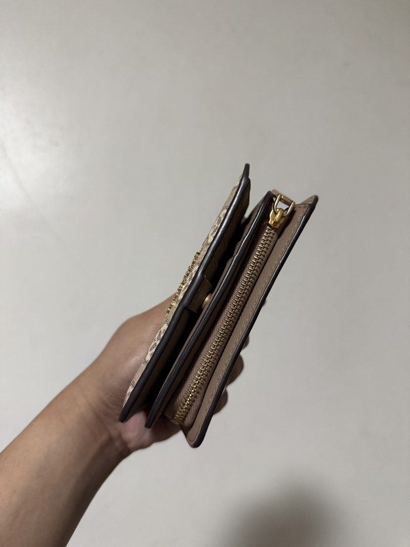 Kate Spade Jacquard Wallet (Category: Wallets & Card holders) located in San Fernando. Submitted by annieprelovedshop (Listing ID 1466499761, Image 2). Description: 💯 ORIGINAL!.