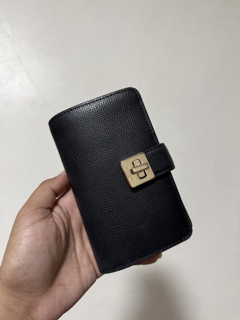 Kate Spade Medium Wallet (Category: Wallets & Card holders) located in San Fernando. Submitted by annieprelovedshop (Listing ID 1466499574, Image 1). Description: 💯 ORIGINAL!.