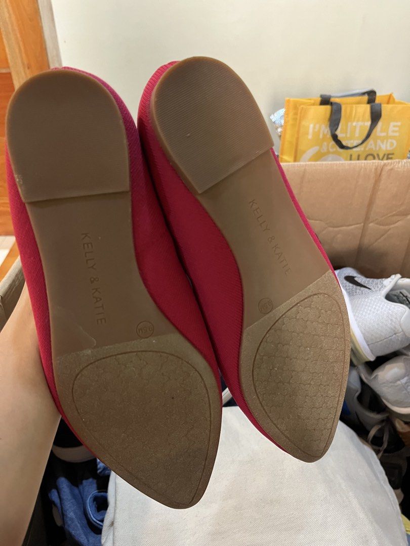 Kelly and Katie (Category: Flats & Sandals) located in Baguio. Submitted by kbox2600 (Listing ID 1466494583, Image 3). Description: Kelly and Katie Very lightweight soft insole and tela rubber outsole napakaganda tlga Size 9.5W New arrival kbox.