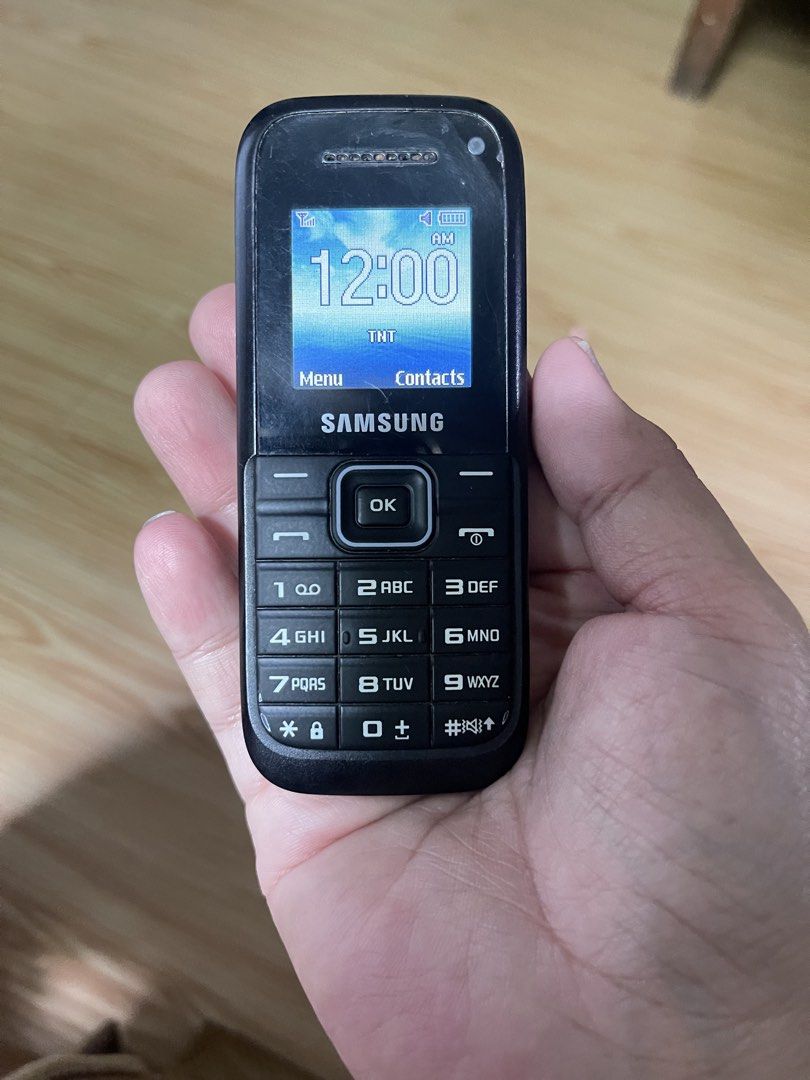 Keypad phone (Category: Early Generation Mobile Phones) located in Manila. Submitted by dyvmx949t543465 (Listing ID 1466345071, Image 1). Description: Unit and chord only.