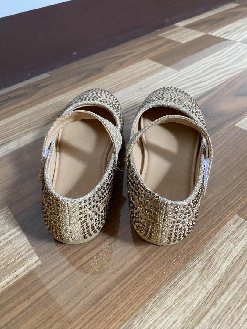 Kids flat shoes (Category: Babies & Kids Fashion) located in Antipolo. Submitted by pauuiieee (Listing ID 1466354194, Image 2). Description: - Bought in Sm baliwag - Size 33 kids - Once lang nagamit ng pamangkin ko .