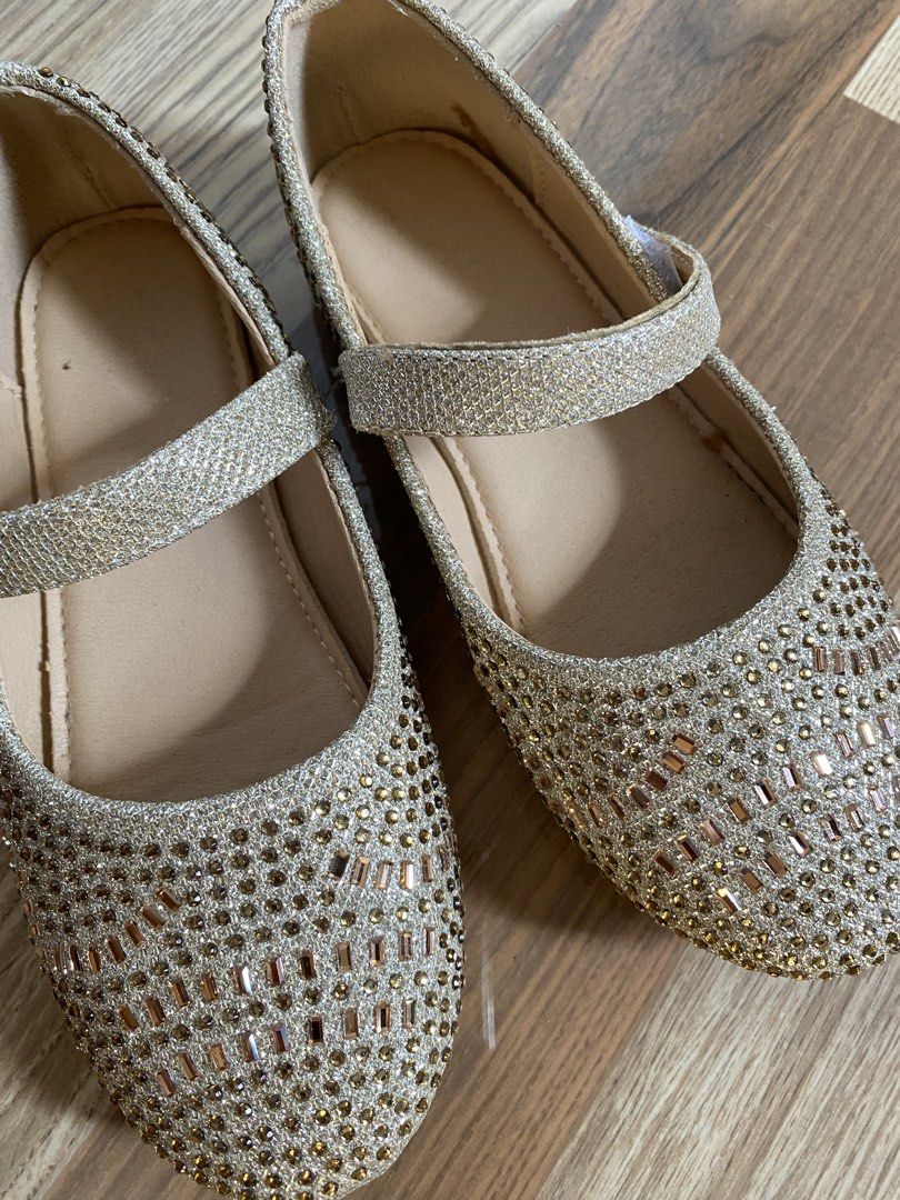 Kids flat shoes (Category: Babies & Kids Fashion) located in Antipolo. Submitted by pauuiieee (Listing ID 1466354194, Image 3). Description: - Bought in Sm baliwag - Size 33 kids - Once lang nagamit ng pamangkin ko .
