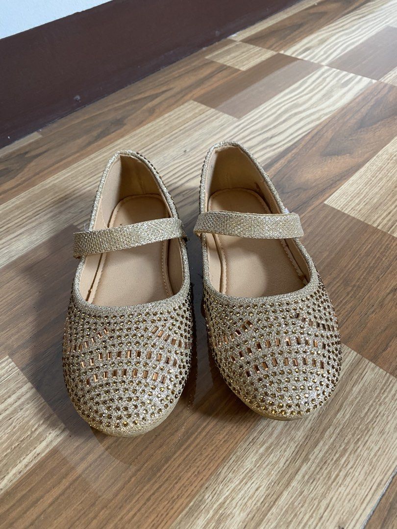 Kids flat shoes (Category: Babies & Kids Fashion) located in Antipolo. Submitted by pauuiieee (Listing ID 1466354194, Image 1). Description: - Bought in Sm baliwag - Size 33 kids - Once lang nagamit ng pamangkin ko .