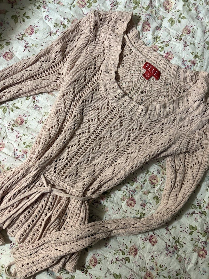 Knitted ELLE Top (Category: Longsleeves) located in Muntinlupa City. Submitted by herellas0504 (Listing ID 1466508242, Image 3). Description: ELLE Knitted Top Mine: ₱50 —————— no issue! good as new xs-small SALE!.